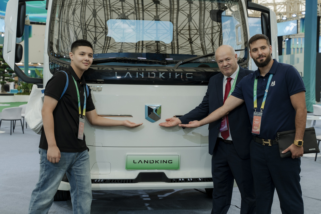 WEICHAI LANDKING LKE7 Showcased at 2026 SDHI Global Partners Conference